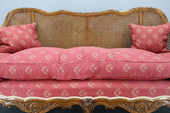 Image 1 of Antico divano intagliato con sponde a canne, Cecoslovacchia