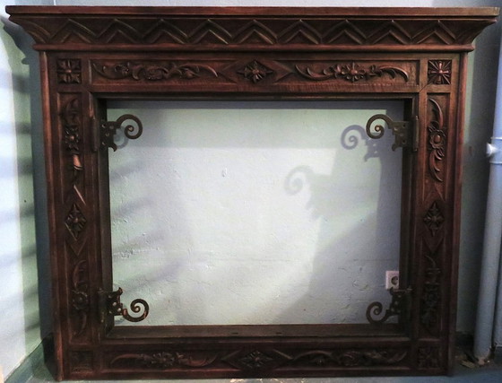 Image 1 of Camino Art Déco in teak massiccio intagliato e ferro battuto, 1920