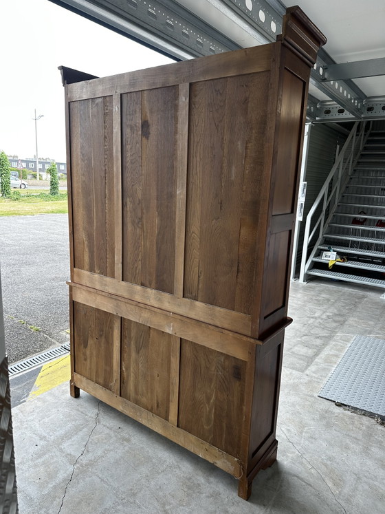 Image 1 of Libreria in legno massello di ciliegio con piano di scrittura scorrevole - manifattura del XX secolo