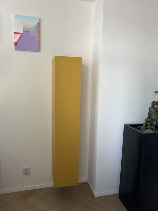 Armoire design jaune moutarde