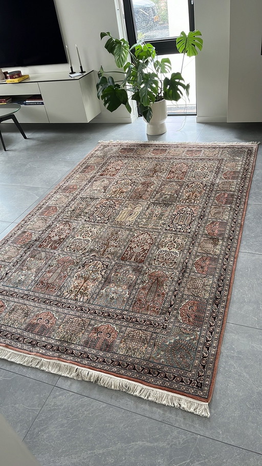 Persian carpet silk hand-knotted in India