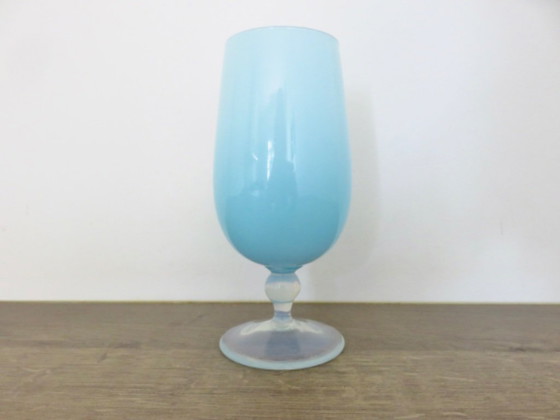 Image 1 of Vaso in vetro opalino azzurro pallido, in vetro opalescente. Anni '60-'70. Francia.