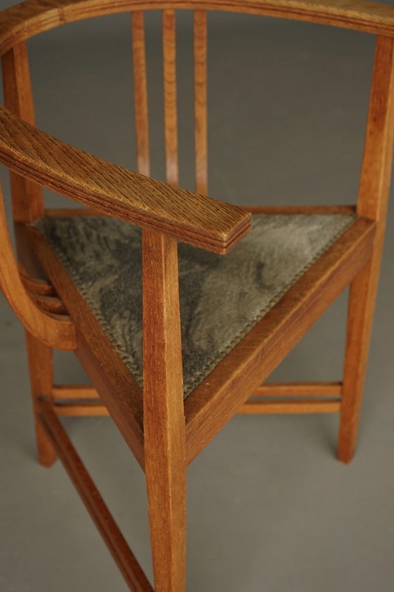 Image 1 of Bijzondere Art Deco stoel met drie poten. Jaren 1920.