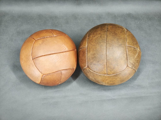 Image 1 of Set di due palline medicinali vintage in pelle, Cecoslovacchia anni '50