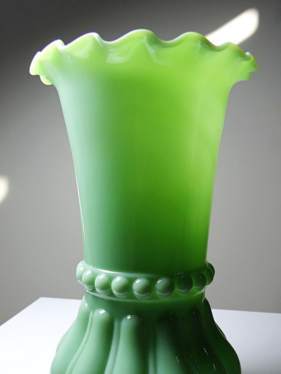 Image 1 of Große antike, geformte Vase aus jadegrünem Opalinkristall, ca. 1900-1930