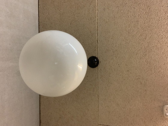 Image 1 of Glanzende witte opalen bol van Aldenkamp, Apeldoorn.