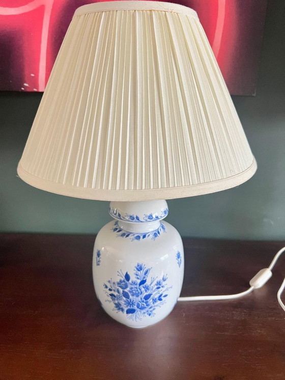 Image 1 of Griekse Pegasos Hellas porseleinen tafellamp uit het midden van de vorige eeuw met een geplooide kap. Delicaat blauw bloemendeco