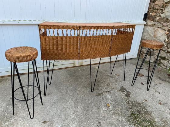 Image 1 of Bancone da bar vintage anni '50 con due sgabelli in rattan e metallo