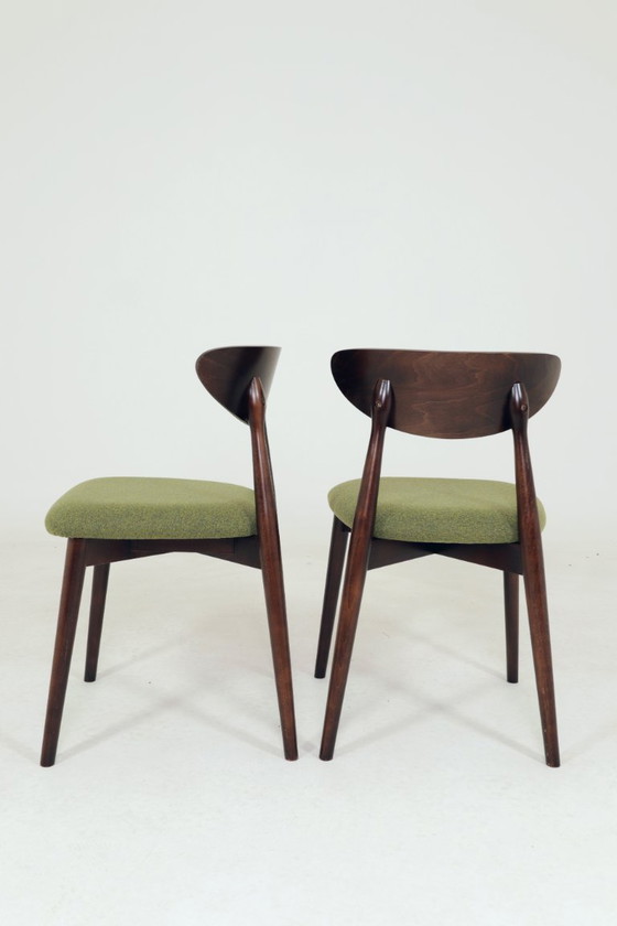 Image 1 of Moderne set van 4 eetkamerstoelen, avocadogroene stof en donker walnootkleurig beukenhout