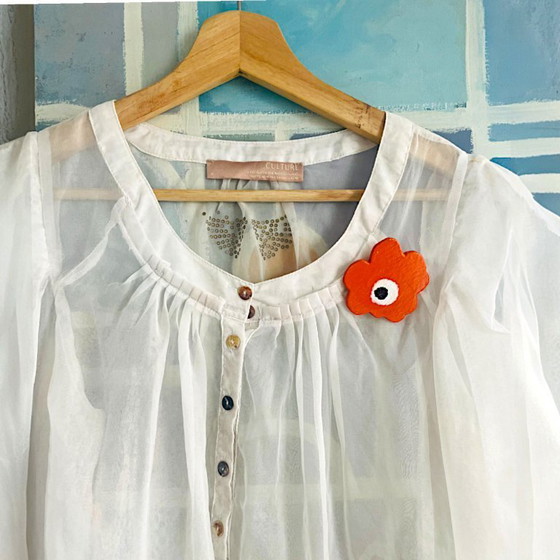 Image 1 of Broche en bois orange faite à la main inspirée de Marmekko