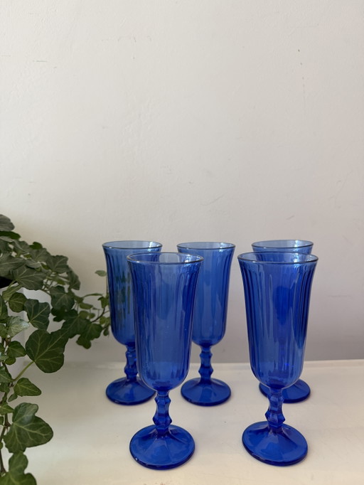 Ensemble de 5 flûtes vintage en verre bleu