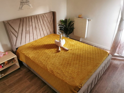 bed with slatted base and mattress