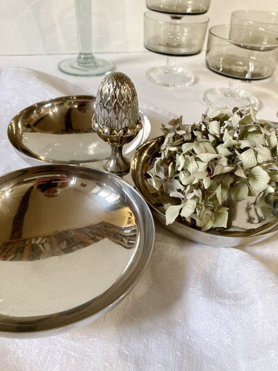 Image 1 of Verzilverde metalen snack-/bedelaarsstand met een dennenappelvormig handvat.