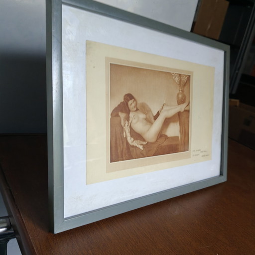 Originele Art Deco naaktfoto van J. Mandel uit Parijs – Authentieke vintage tijdschriftpagina – Ingelijst – 31 × 23 cm