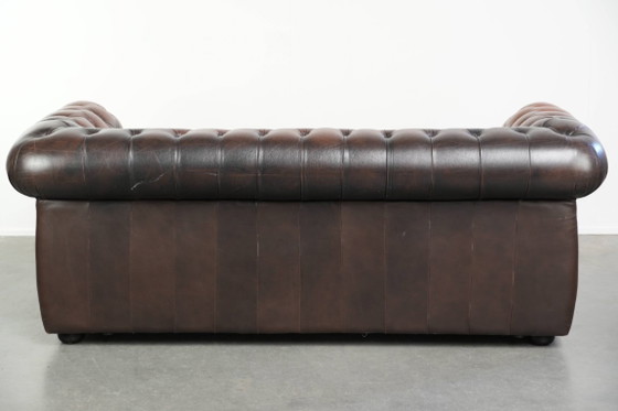 Image 1 of Sofá Chesterfield de 3 plazas de piel de vaca marrón, de estilo inglés, con hermosos detalles.