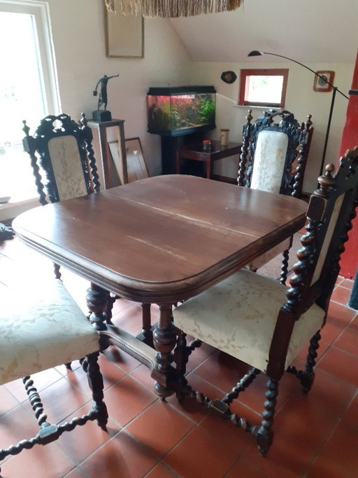 4 x Biedermeier-Esszimmerstühle. 1 Ausziehtisch, antik, Stil unbekannt.