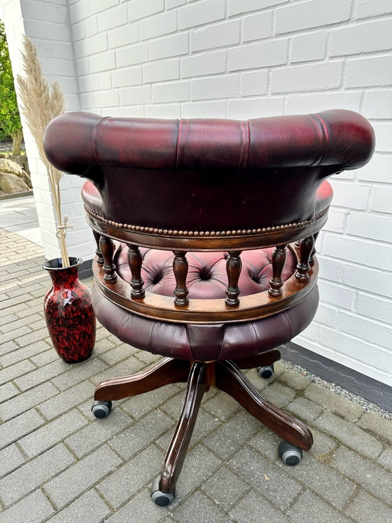 Poltrona da Capitano Chesterfield Inglese Vintage Sedia da Ufficio Mogano, Sedie da ufficio, Pelle, Rosso (foto 5 di 15)