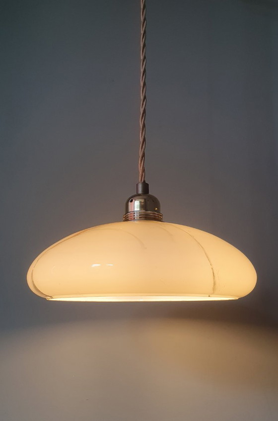 Image 1 of Lampada a sospensione vintage in vetro opalino effetto marmo, in stile Art Déco.
