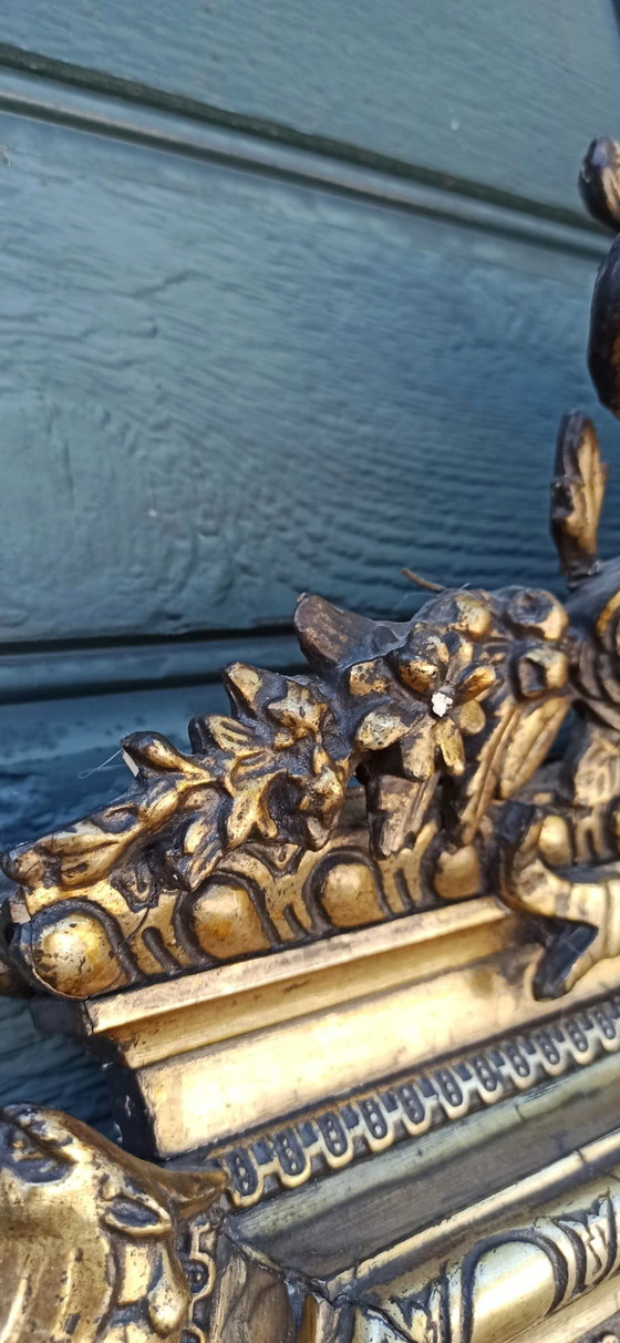 Image 1 of Grand miroir ancien à cadre doré et couronne