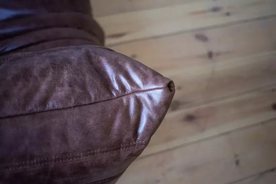 Togo fauteuil + voetenbank set in pull-up leer – walnootbruin | Michel Ducaroy | – Michael Ducaroy, Leather (photo 7 of 10)