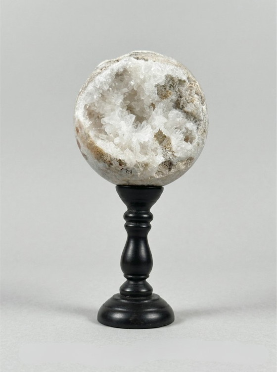 Image 1 of Dúo de pirita y cuarzo cristalino: escultura mineral sobre pedestales.