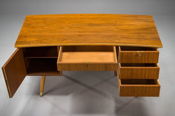 Image 1 of Freistehender Schreibtisch in Nussbaum, 1960er Jahre