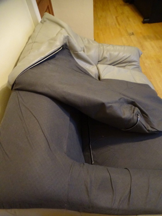 Image 1 of Sièges 2 places en cuir gris clair au design rétro vintage