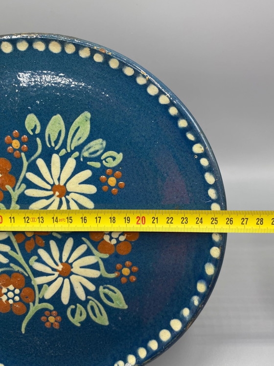 Plato de pared grande de cerámica esmaltada con decoración floral – Hecho a mano – Loza, Ceramic, Vintage (photo 5 of 5)