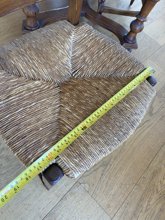 Image 1 of Mesa de castillo antigua con 6 sillas y asiento de mimbre.