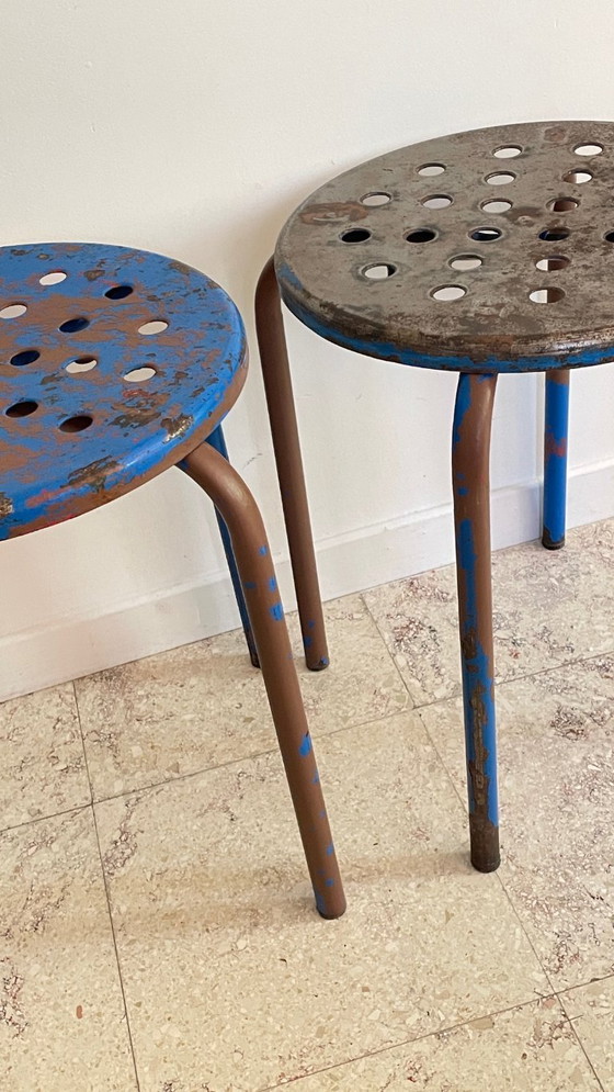 Image 1 of Paar industriële stalen PATINE TABOURETS Blauw & Chocolade VINTAGE