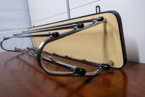 Image 1 of Porte-manteau vintage avec paroi arrière jaune.