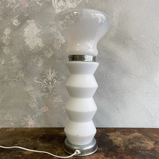Lampada da tavolo Space Age in vetro di Murano e opalino anni '80, Attribuibile a MAZZEGA – Home Design (photo 4 of 15)