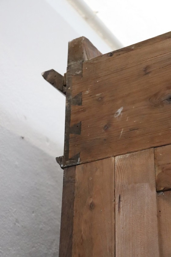Image 1 of Grote antieke kledingkast van massief walnotenhout, Italië, midden 19e eeuw.