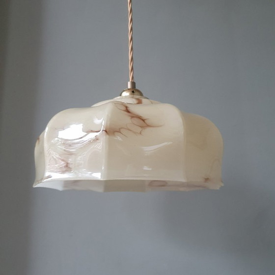 Suspension vintage Art Déco en verre opalin marbré beige., Métal, Transparent (photo 8 sur 18)