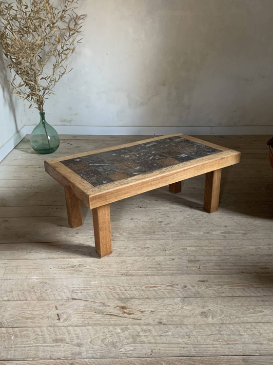 Brutalist coffee table in solid oak and marble from the 70s – Scandinavian (photo 3 of 9)