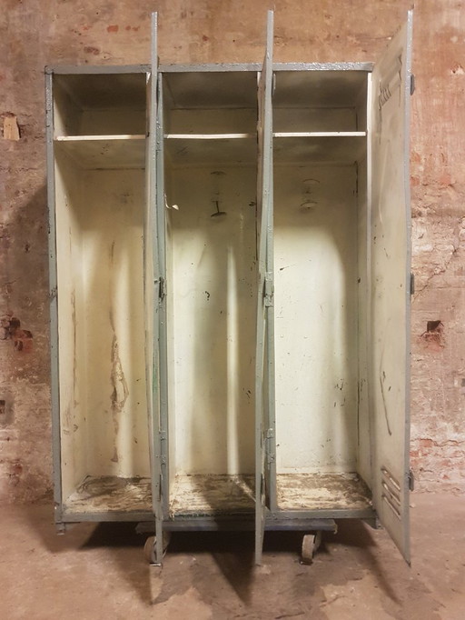 Bellissimo armadietto industriale in acciaio