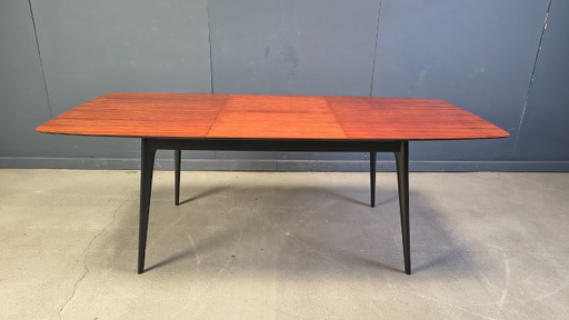 Uitschuifbare eettafel van Alfred Hendrickx voor Belform, jaren 1950.