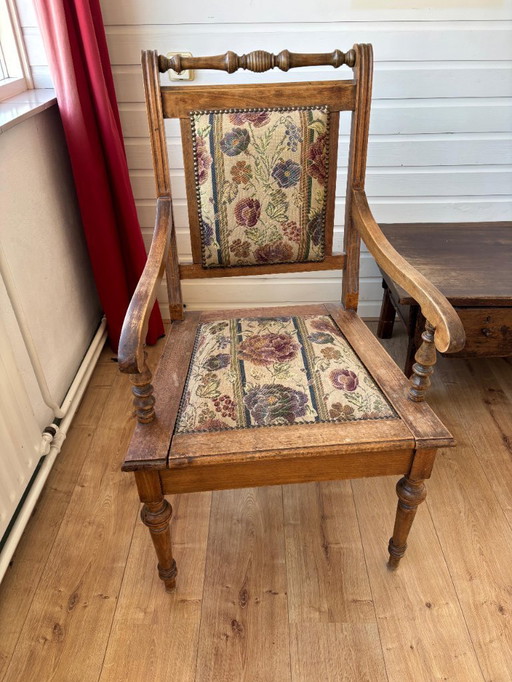 Antieke Franse po-stoel – bekleed in klassieke stijl  Prachtige antieke po-stoel afkomstig uit Frankrijk, met originele charme e