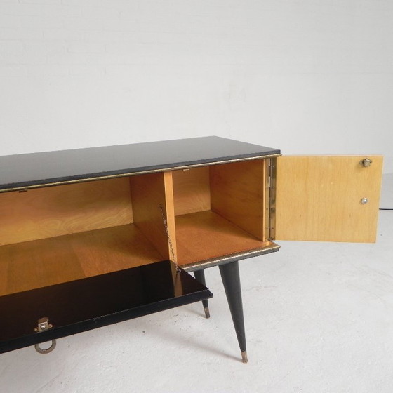 Image 1 of Aparador antiguo con patas cónicas, década de 1950.