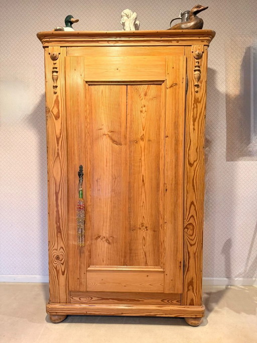 Antiker Kleiderschrank aus Massivholz – Stil des 19. Jahrhunderts