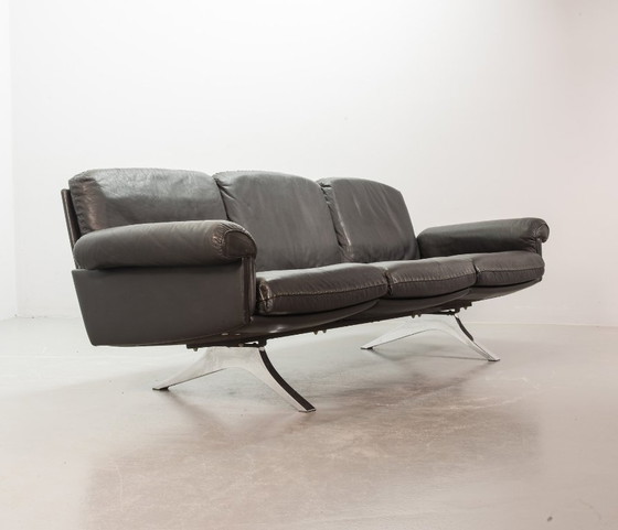Image 1 of Exquisite De Sede Schwarzes Lederband genäht Dreisitzer Sofa DS31. Schweiz, 1960er Jahre.