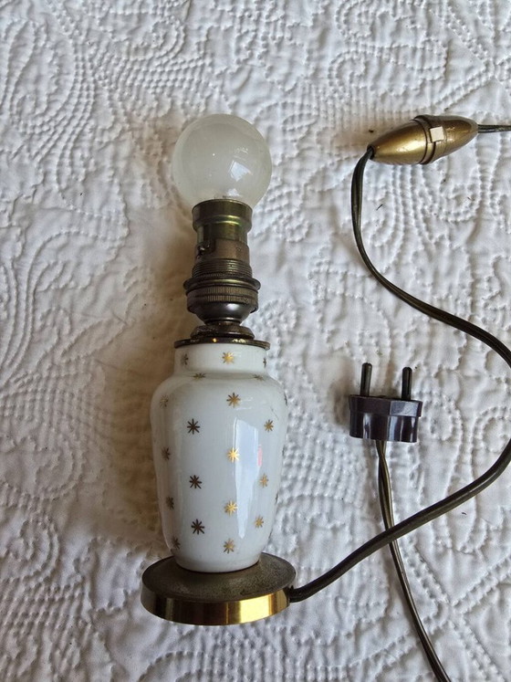 Petite lampe vintage en porcelaine blanche étoilée avec abat-jour à franges – Textile (photo 4 of 5)