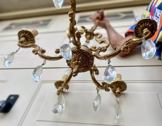Image 1 of Lampadario in ottone a 5 bracci in stile Luigi XV con gocce di cristallo