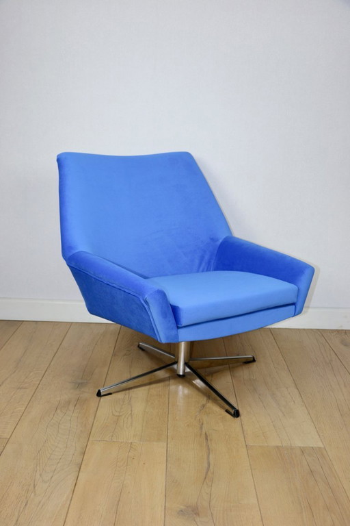 Fauteuil pivotant vintage de la RDA, en velours bleuet de la série Jade