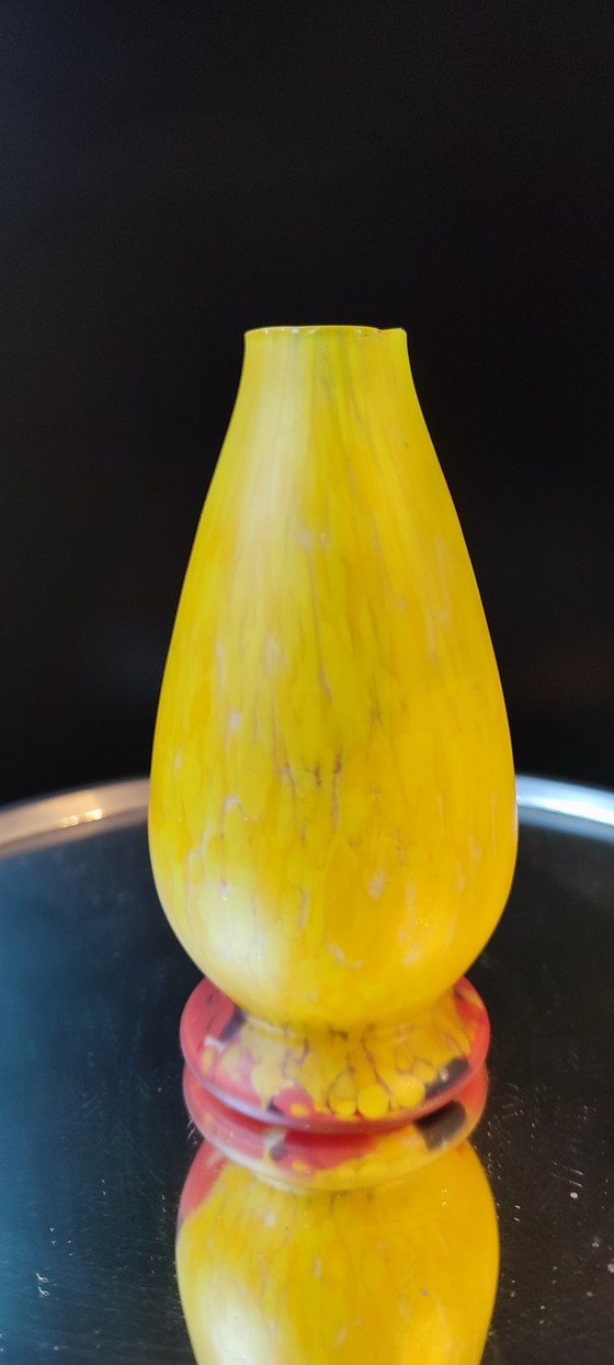 Image 1 of Vase forme galbée en pâte de verre 
