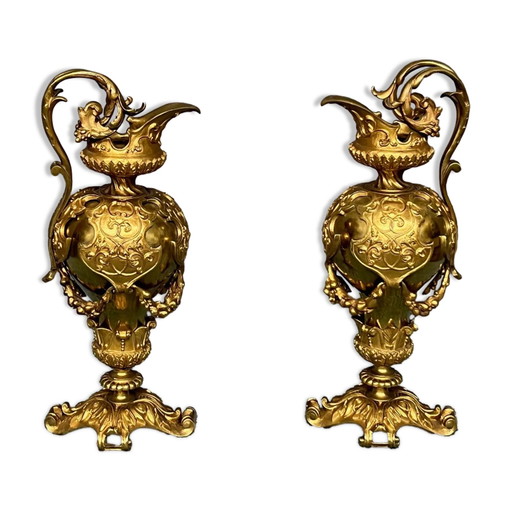 Pair of neo-Renaissance gilt bronze pitchers. – vazen
