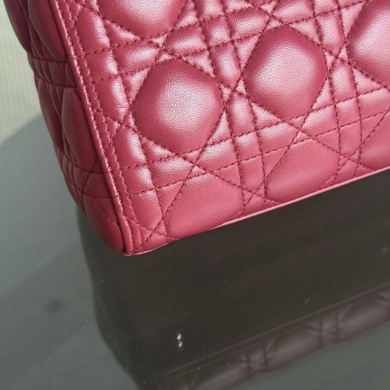 Image 1 of DIOR LADY MEDIUM - PELLE DI AGNELLO CANNAGE BORDEAUX ROSSO SCURO, DETTAGLI ORO, CINTURINO REGOLABILE