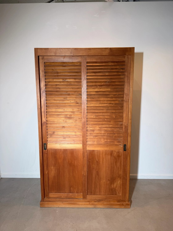 Teak Kleiderschrank mit Lamellen-Schiebetüren – Schränke (photo 5 of 6)