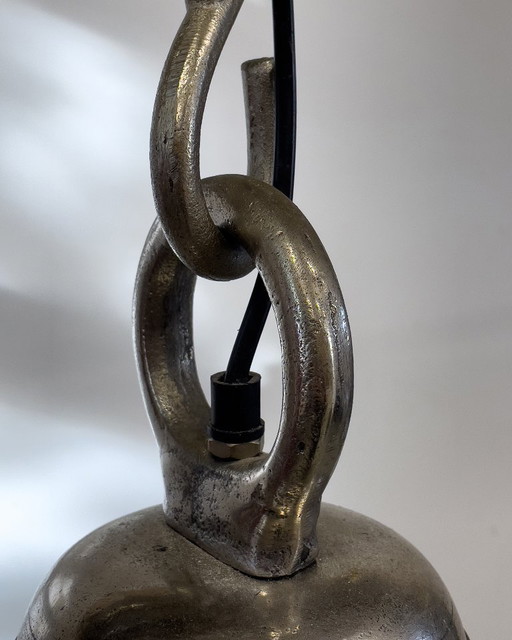 Attrape-regard industriel – Suspension en nickel à l'aspect vieilli