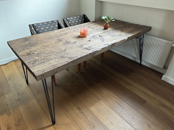 Image 1 of Robuster Esstisch aus Holz mit Stahlfüßen – Maßanfertigung